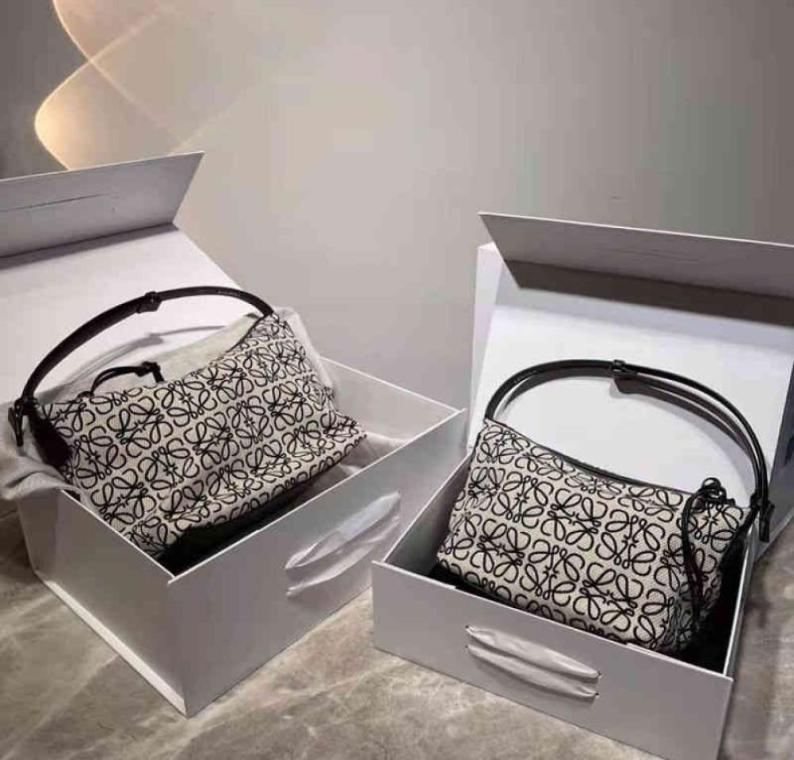 Dinner Bag New Canvas Anagram Jacquard Portable Hobo One Shoulder Dumpling Underarm Lunch Purses Ladies Handbags Designer Clutch E7448199, Black
Dinner Bag New Canvas Anagram Jacquard Portable Hobo One Shoulder Dumpling Underarm Lunch Purses Ladies Handbags Designer Clutch E7448199, Black