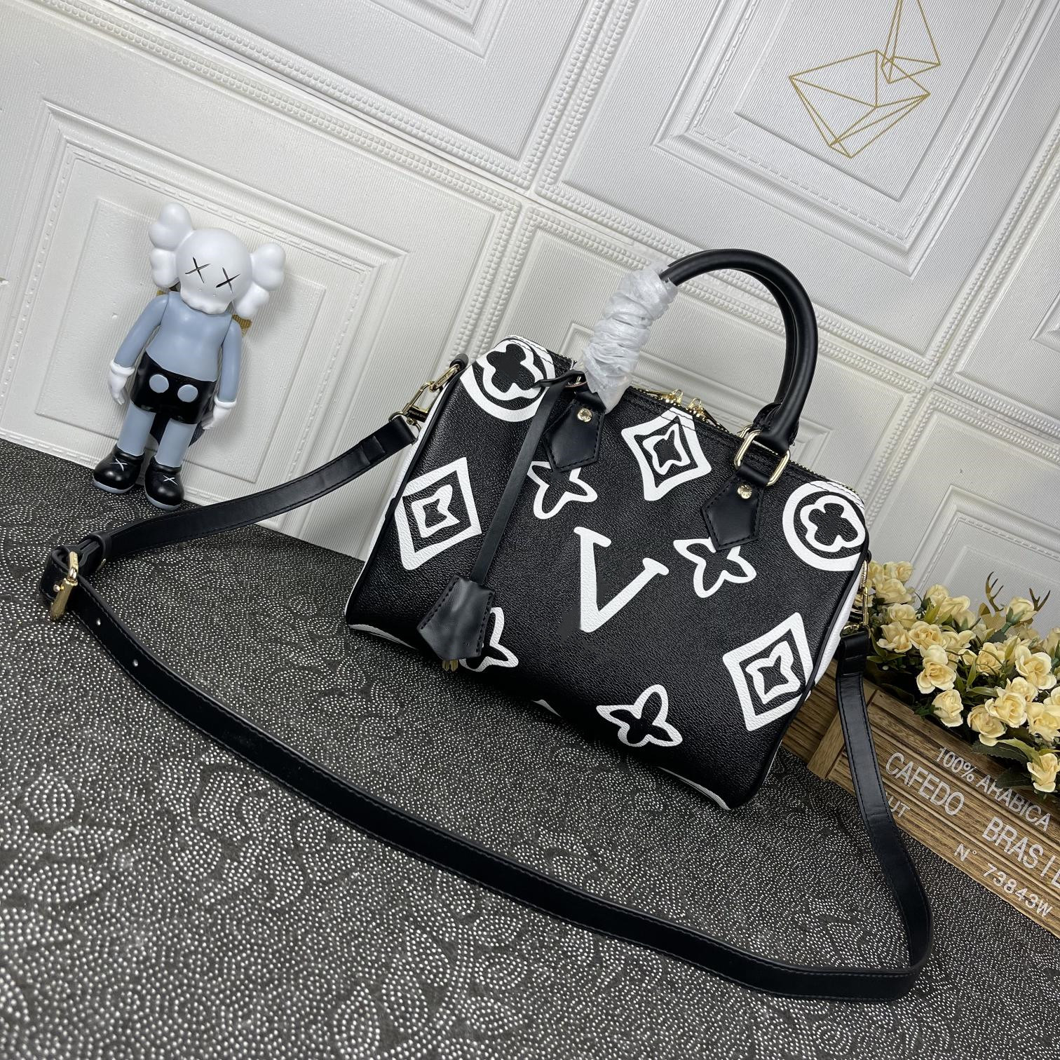 MT speedy 25 travel bag M58947 with shoulder strap luxury tote handbag black flower designer mens duffle bag cross body Leather Womens purse clutch bag
MT speedy 25 travel bag M58947 with shoulder strap luxury tote handbag black flower designer mens duffle bag cross body Leather Womens purse clutch bag