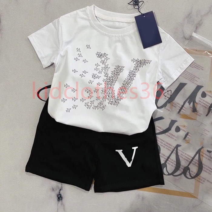 Luxury designer Clothing Sets kids T-shirt Yellow monogrammed shortst fashion British fashion brand summer childrens treasures and girls cotton two-piece
Luxury designer Clothing Sets kids T-shirt Yellow monogrammed shortst fashion British fashion brand summer childrens treasures and girls cotton two-piece