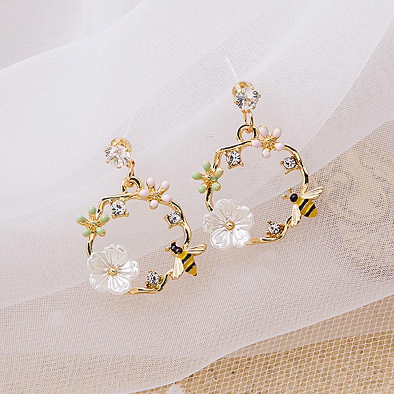 New Korean Hollow Wreath Flower Earrings For Women Crystal Zircon Sweet Bee Butterfly Stud Earring Girl Wedding Party Jewelry
New Korean Hollow Wreath Flower Earrings For Women Crystal Zircon Sweet Bee Butterfly Stud Earring Girl Wedding Party Jewelry