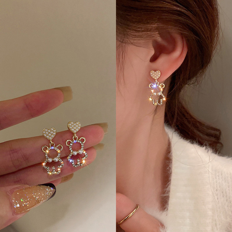 2022 New Pearl Rhinestone Bear Love Earrings Female Exquisite Small Earrings Korea Simple Cute Earrings Female Party Jewelry
2022 New Pearl Rhinestone Bear Love Earrings Female Exquisite Small Earrings Korea Simple Cute Earrings Female Party Jewelry