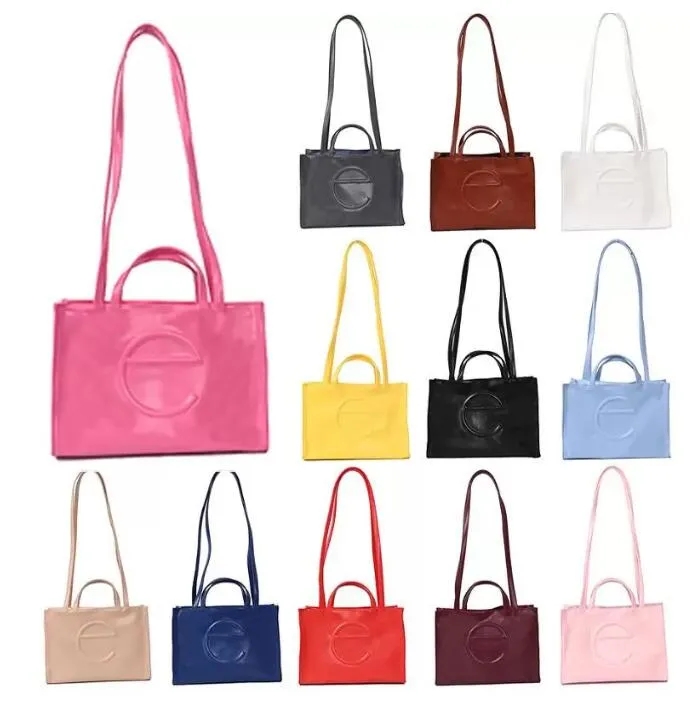 Latest Designer Telfars 2 Sizes Shopping Bag Womens Mens Purses Handbag Clutch Wholesale Wallet Card Holders PU Tote Satchels Crossbody Shoulder Luxury Bags
Latest Designer Telfars 2 Sizes Shopping Bag Womens Mens Purses Handbag Clutch Wholesale Wallet Card Holders PU Tote Satchels Crossbody Shoulder Luxury Bags