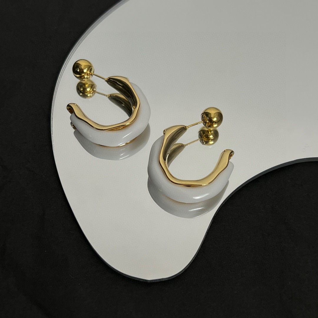 C-Shaped Earrings Stud Female Niche Design Celinity High-Quality Texture Needle Retro Temperament Jewelry Gift AC2
C-Shaped Earrings Stud Female Niche Design Celinity High-Quality Texture Needle Retro Temperament Jewelry Gift AC2