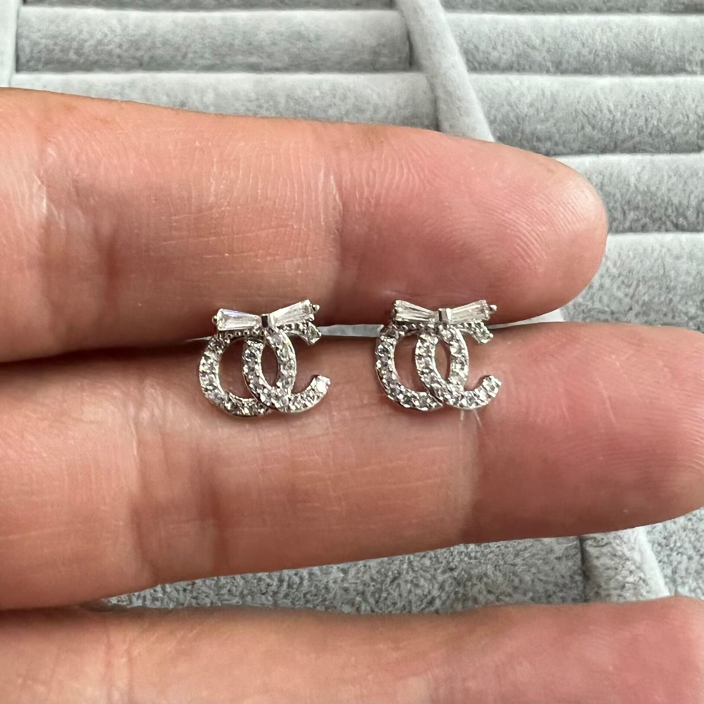 Women Luxury Designer Studs Cute Size White Diamonds Titanium Steel Fashion Couple Earrings
Women Luxury Designer Studs Cute Size White Diamonds Titanium Steel Fashion Couple Earrings