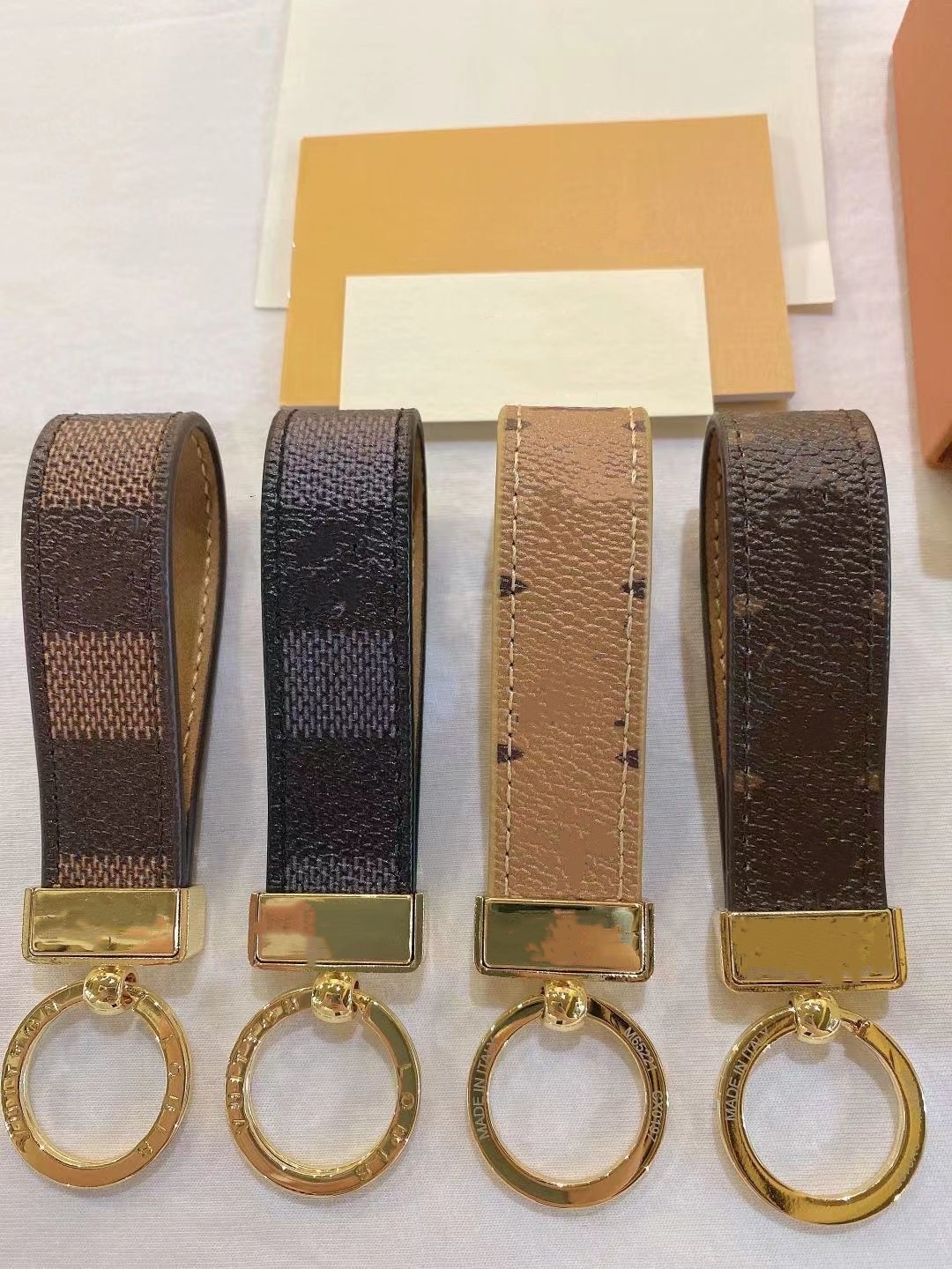 2023 High Quality Keychain Classic Exquisite Luxury Designer Car Keyring Zinc Alloy Letter Unisex Lanyard Gold Black Metal Small Jewelry
2023 High Quality Keychain Classic Exquisite Luxury Designer Car Keyring Zinc Alloy Letter Unisex Lanyard Gold Black Metal Small Jewelry