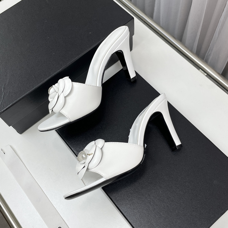 Designer Womens Sandals High Heeled Slippers Patent Leather Camellia Hardware Metal Buckle Office Dress Shoes Heightener Banquet Party Shoes Classic Black 34-41, Box
Designer Womens Sandals High Heeled Slippers Patent Leather Camellia Hardware Metal Buckle Office Dress Shoes Heightener Banquet Party Shoes Classic Black 34-41, Box