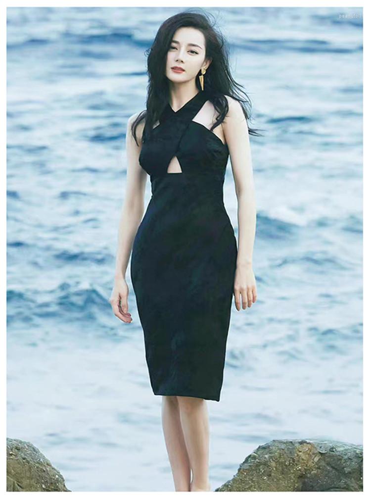 Casual Dresses DALMAZZO Luxury Designer Summer Fashion Solid Velvet Long Dress Women Halter Leaky Back Party Vestidos 2023, Picture color
Casual Dresses DALMAZZO Luxury Designer Summer Fashion Solid Velvet Long Dress Women Halter Leaky Back Party Vestidos 2023, Picture color