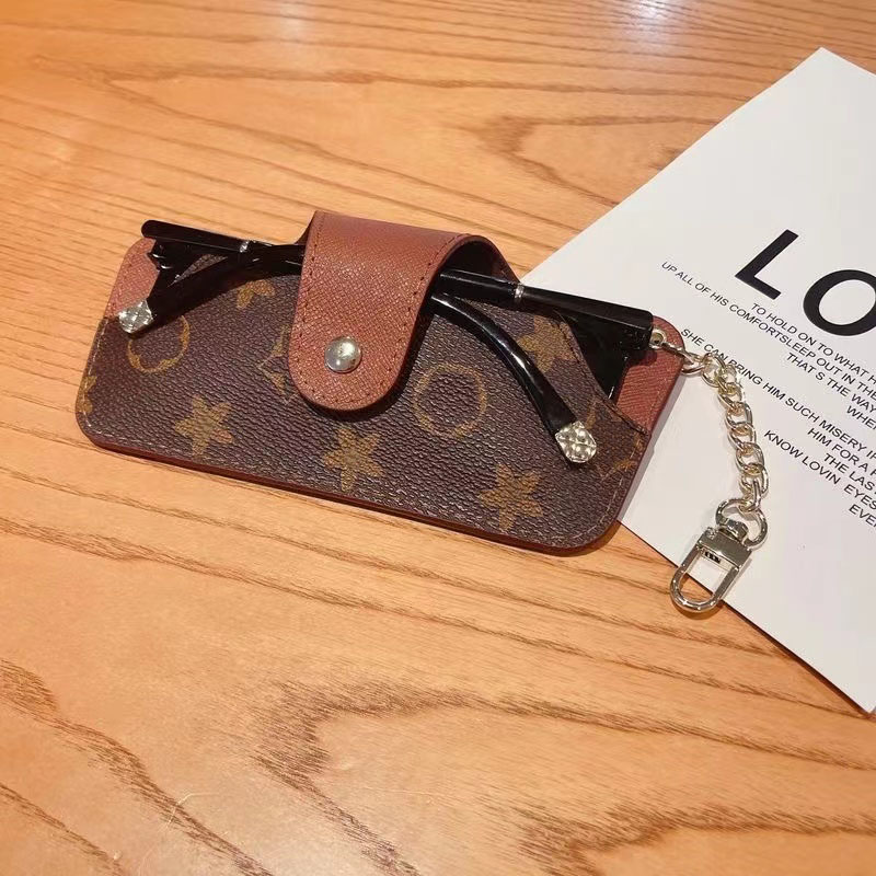 Fashion flower Print Sunglasses cases Designer for men and women portable glasses Leather storage bag Sun glasses clip bag Key pendant Gift
Fashion flower Print Sunglasses cases Designer for men and women portable glasses Leather storage bag Sun glasses clip bag Key pendant Gift