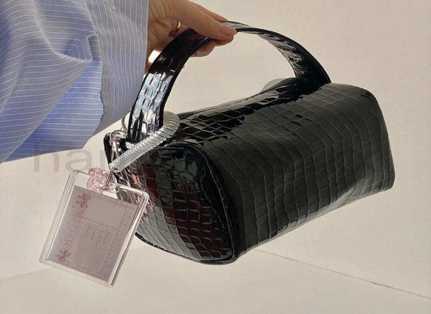 designer lunch box Portable new large capacity cosmetic bag leather texture square finishing bag Portable wash Stuff Sacks3694486, Green
designer lunch box Portable new large capacity cosmetic bag leather texture square finishing bag Portable wash Stuff Sacks3694486, Green