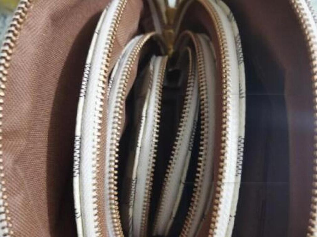 2022 top Women cosmetic bags organizer famous makeup bag travel pouch make up bag ladies cluch purses organizador toiletry bag 4pc2050266, Black
2022 top Women cosmetic bags organizer famous makeup bag travel pouch make up bag ladies cluch purses organizador toiletry bag 4pc2050266, Black