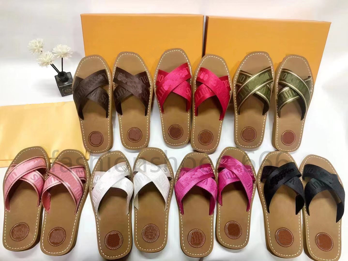 Luxury designer slippers beach Classic Flat woman Summer lady Cartoon Big Head Leather Hotel Bath fashion women shoes Large size 35-42, Red
Luxury designer slippers beach Classic Flat woman Summer lady Cartoon Big Head Leather Hotel Bath fashion women shoes Large size 35-42, Red