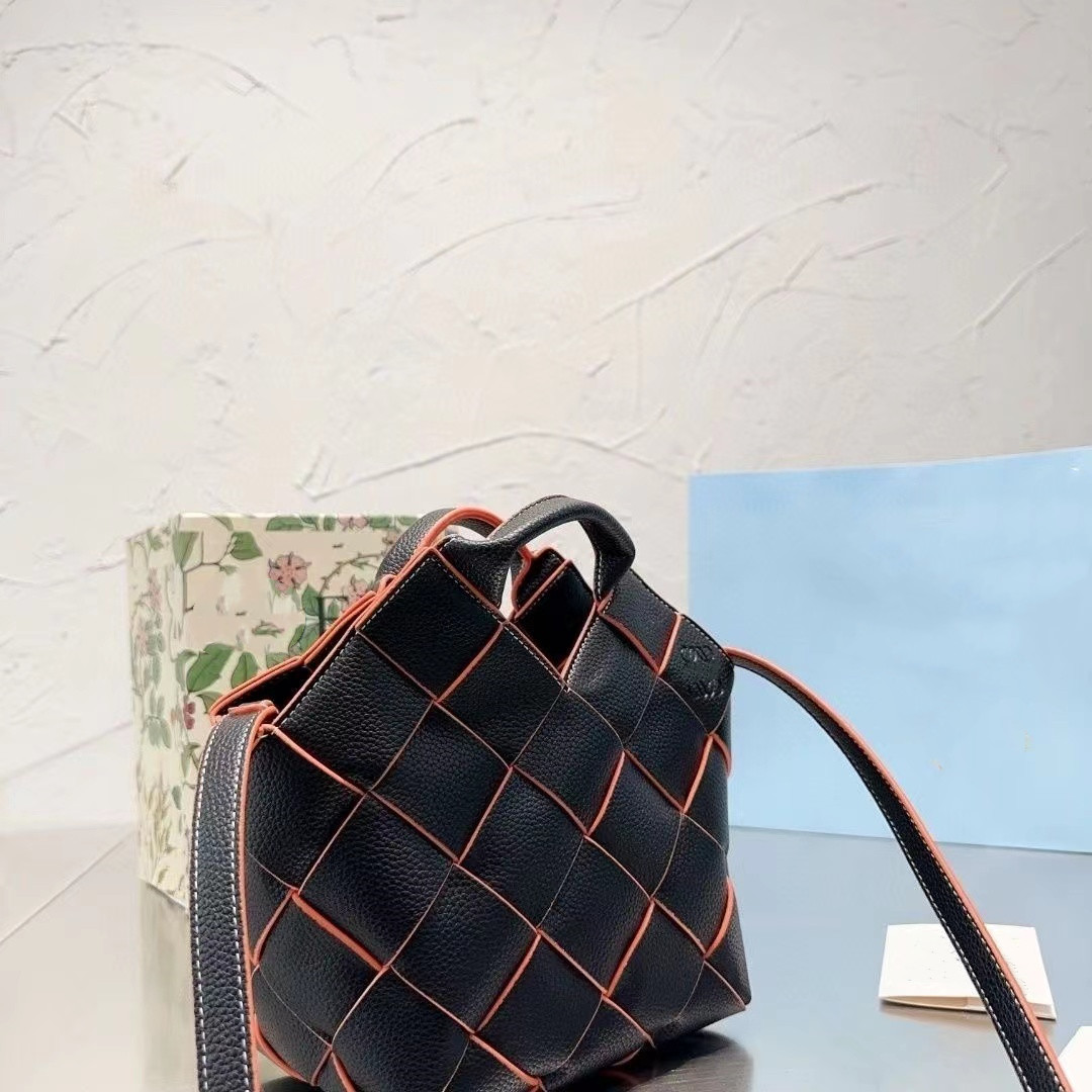 High-quality Women's Bag Designer Shoulder Handbag Lowe's new leather woven Handheld Basket Tote Large Capacity Fine Strap Crossbody bag
High-quality Women's Bag Designer Shoulder Handbag Lowe's new leather woven Handheld Basket Tote Large Capacity Fine Strap Crossbody bag
