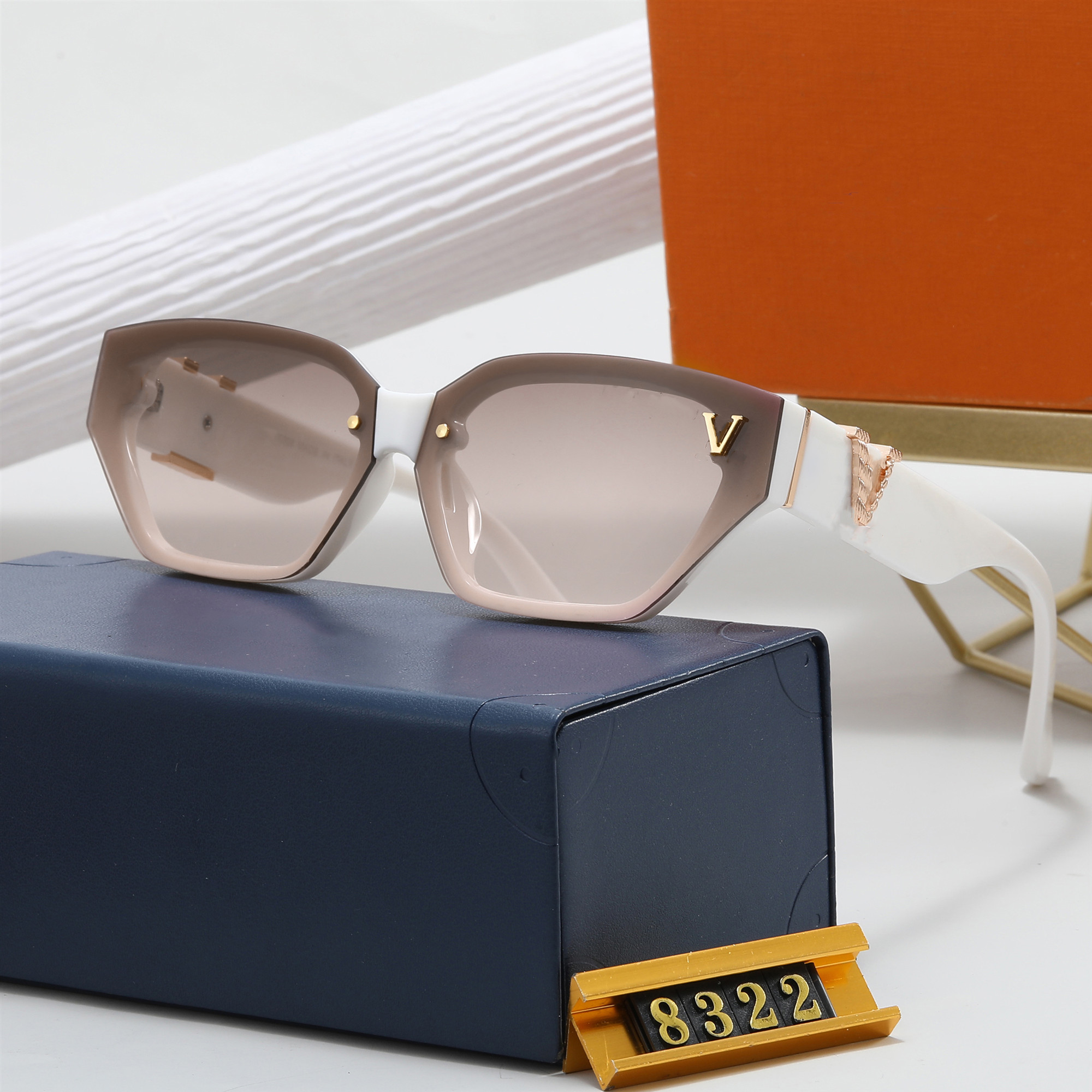 Designer Sunglasses For Women and Men Fashion Model Special UV 400 Protection Letter Big Leg Double Beam Frame Outdoor Design Sunglasses 8322
Designer Sunglasses For Women and Men Fashion Model Special UV 400 Protection Letter Big Leg Double Beam Frame Outdoor Design Sunglasses 8322