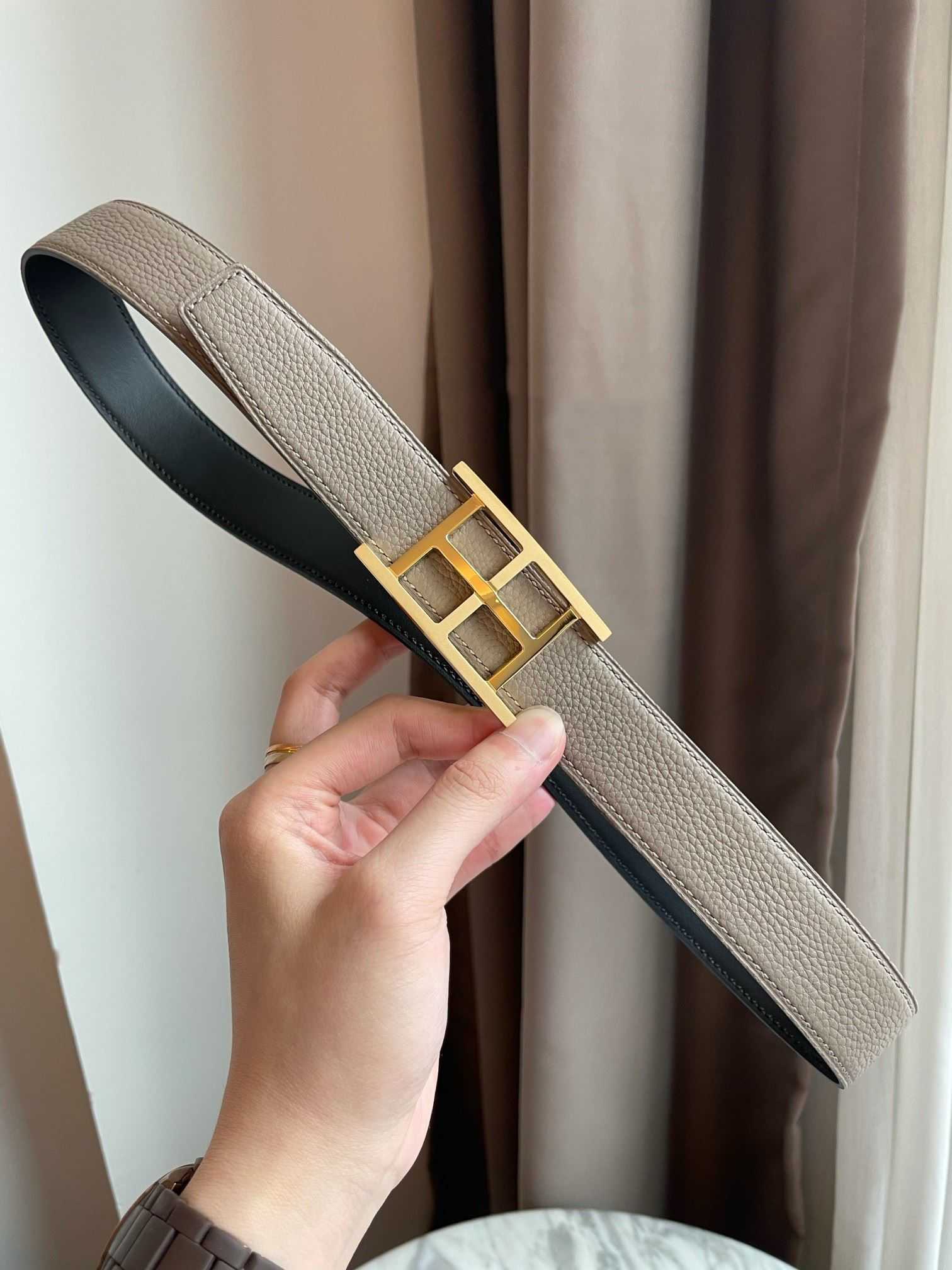 Designer Belt Men's and Women's Lovers' Top Layer Cowhide H Home Metal Buckle Love Horse Fashion Versatile Head Letter
Designer Belt Men's and Women's Lovers' Top Layer Cowhide H Home Metal Buckle Love Horse Fashion Versatile Head Letter