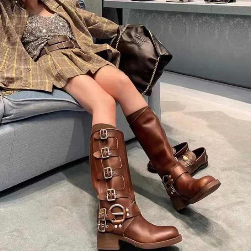 2023 Miu Designer Luxury Boots Women Tall Boots Shoes Y2k Style Brown Leather Biker Boot Round Toe Chunky Heel Martin Boots Belt Buckle Trim35-42, Dark brown thick bottom 4cm
2023 Miu Designer Luxury Boots Women Tall Boots Shoes Y2k Style Brown Leather Biker Boot Round Toe Chunky Heel Martin Boots Belt Buckle Trim35-42, Dark brown thick bottom 4cm