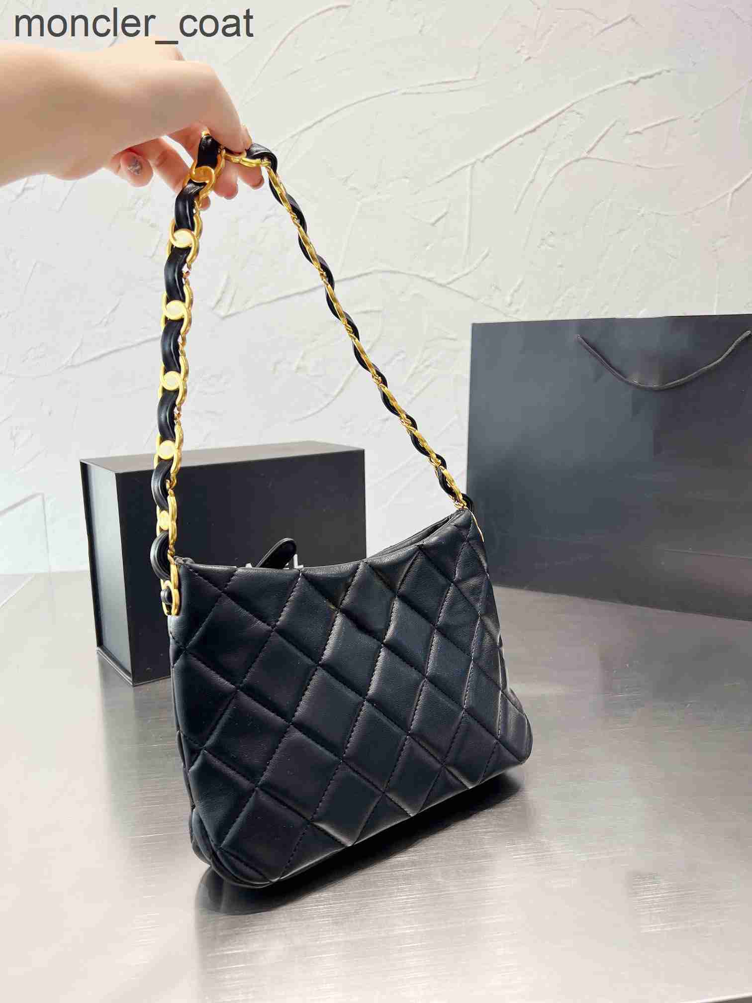 Hobo Chunky Chain Handbag Small Underarm bag Designer Shoulder Messenger Hobo Purse Fashion cross-body shopping bag, Black
Hobo Chunky Chain Handbag Small Underarm bag Designer Shoulder Messenger Hobo Purse Fashion cross-body shopping bag, Black