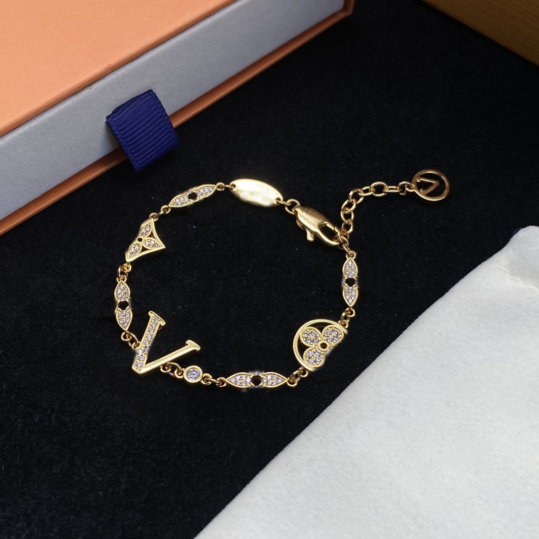 Luxury bracelets designer for women chain bracelet elegant gold and silver Bracelet fashion womens letter pendant clover wedding special design jewelry Y23080
Luxury bracelets designer for women chain bracelet elegant gold and silver Bracelet fashion womens letter pendant clover wedding special design jewelry Y23080