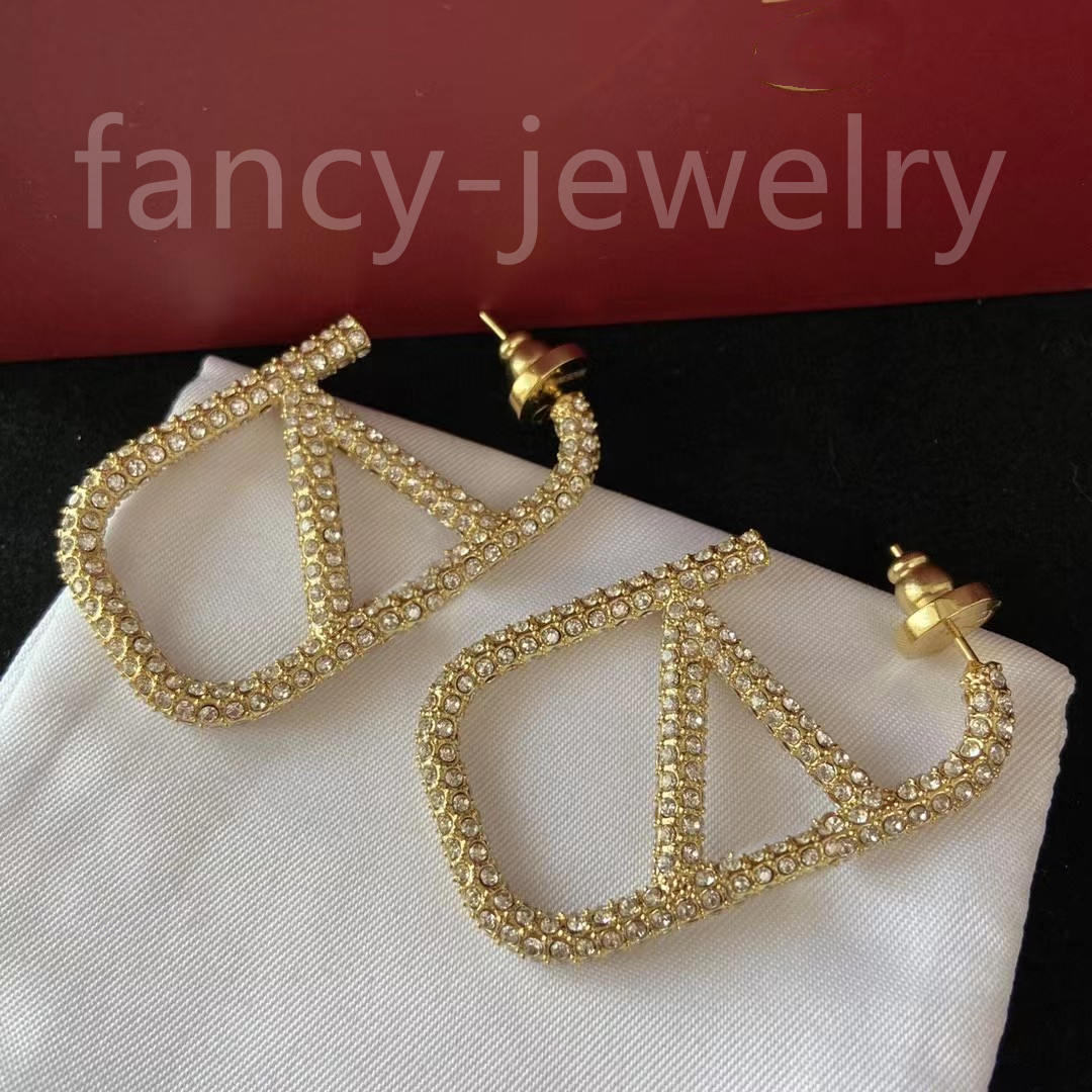 2023 earrings designer for women stud luxury gold heart shape pearl crystal gold double V letter silver jewelry classic-A12
2023 earrings designer for women stud luxury gold heart shape pearl crystal gold double V letter silver jewelry classic-A12