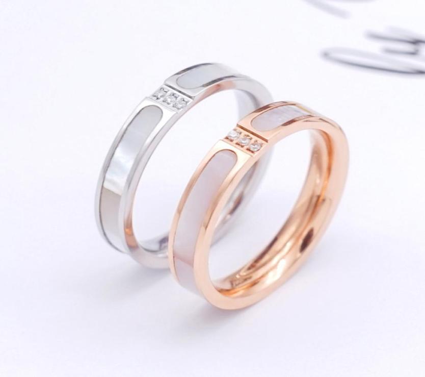 Simple Band Ring for Women Ornament Couples Finger Fashion Three Diamond Color Diamond Designer Rings Titanium Steel Rose Gold Pla9059128
Simple Band Ring for Women Ornament Couples Finger Fashion Three Diamond Color Diamond Designer Rings Titanium Steel Rose Gold Pla9059128