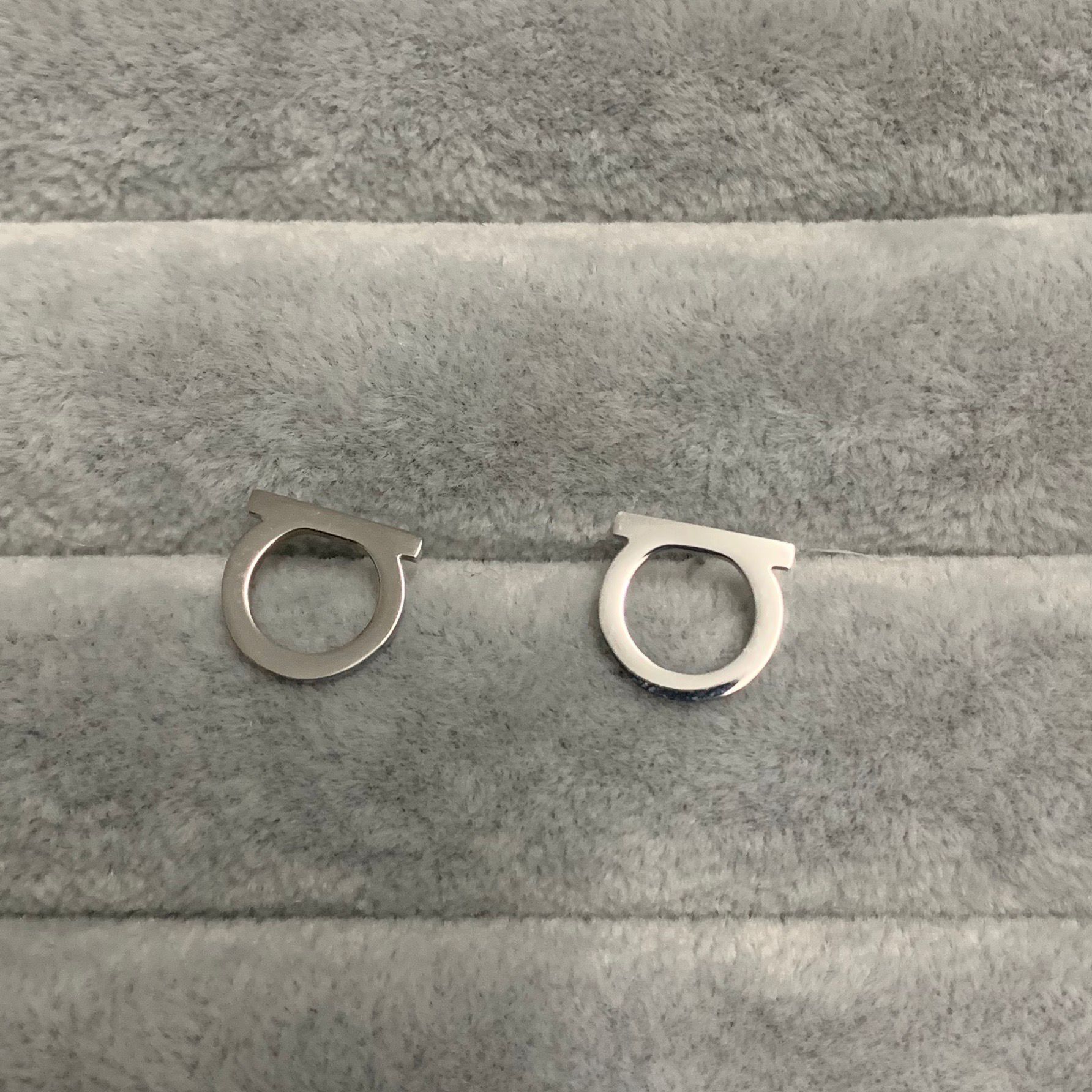 Women Designer Studs Gold Silver Color Simple Smooth Surface Classic Stainless Steel Luxury Earrings Wholesale
Women Designer Studs Gold Silver Color Simple Smooth Surface Classic Stainless Steel Luxury Earrings Wholesale