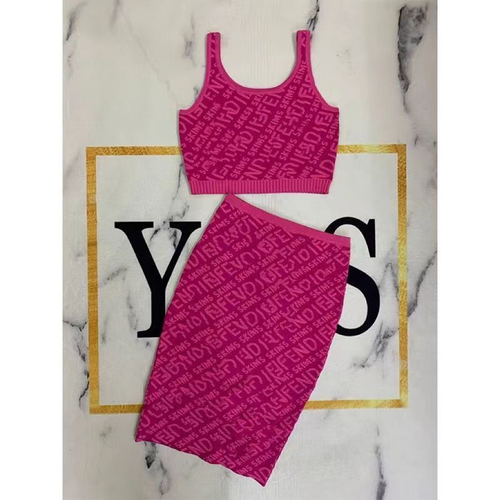 Women suit skirt dress high-quality summer two-piece set suspender vest half skirt three-dimensional relief sexy fashion slim suit dress size S M
Women suit skirt dress high-quality summer two-piece set suspender vest half skirt three-dimensional relief sexy fashion slim suit dress size S M
