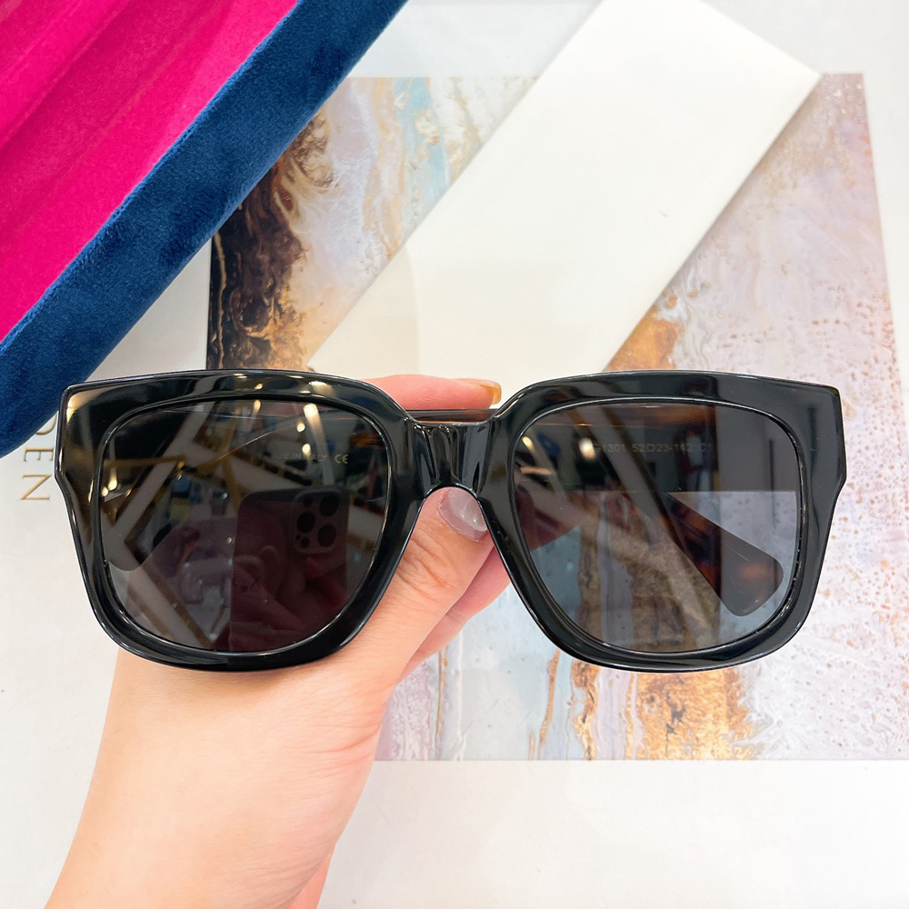 Shiny Black Gray Square Sunglasses 1301 Men Summer Designer Sunglasses Sunnies gafas de sol Sonnenbrille Shades UV400 Eyewear with Box
Shiny Black Gray Square Sunglasses 1301 Men Summer Designer Sunglasses Sunnies gafas de sol Sonnenbrille Shades UV400 Eyewear with Box