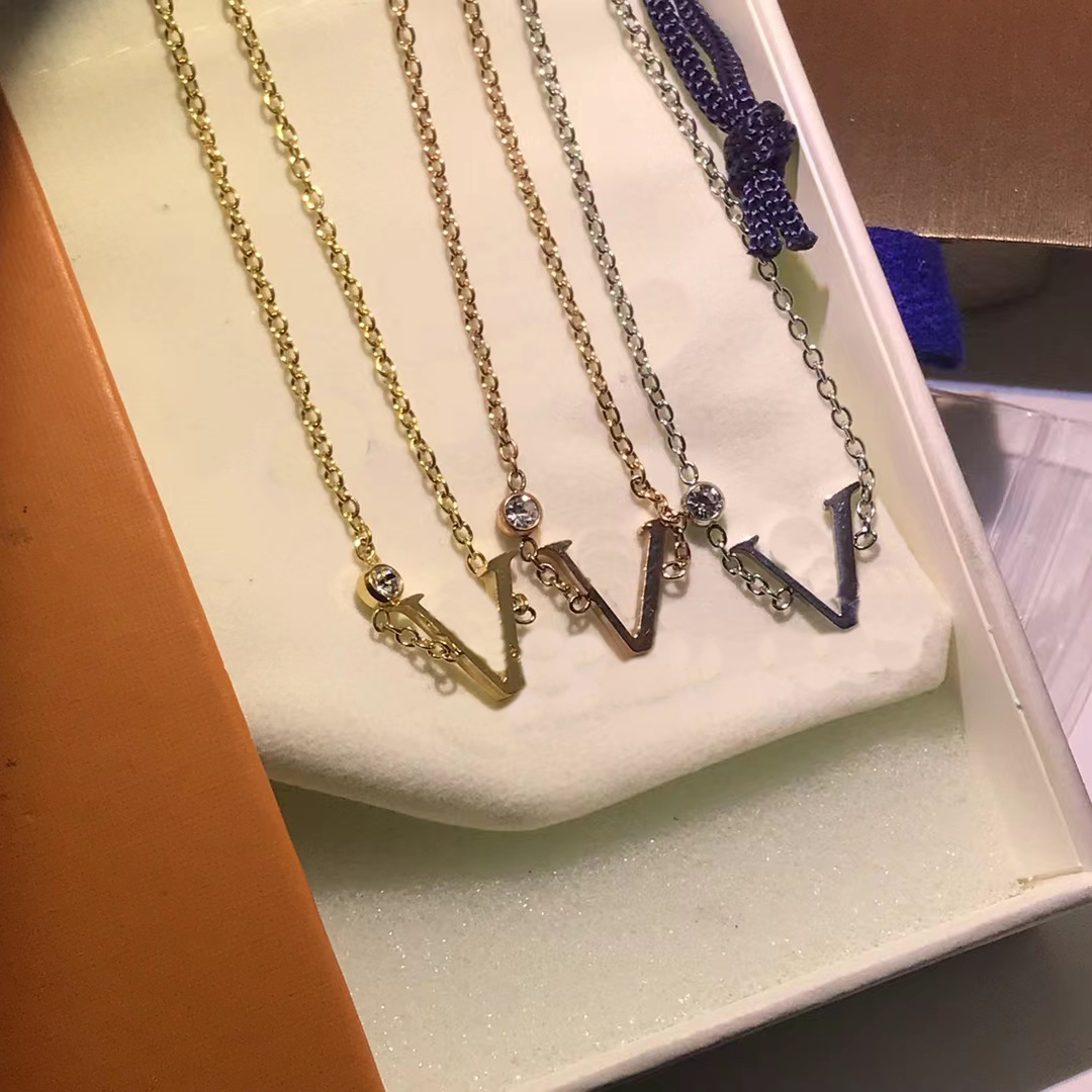 Designer Jewelry Earrings Pendant Charm Bracelets Gold Love V Necklace Women Rings Bracelet Bangles Luxury Pendants
Designer Jewelry Earrings Pendant Charm Bracelets Gold Love V Necklace Women Rings Bracelet Bangles Luxury Pendants