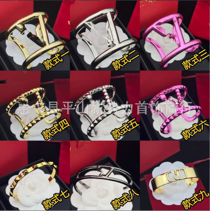 Square Diamond European and American New Design Brand Jewelry New V-Letter Bracelet Women's Open Bracelet
Square Diamond European and American New Design Brand Jewelry New V-Letter Bracelet Women's Open Bracelet