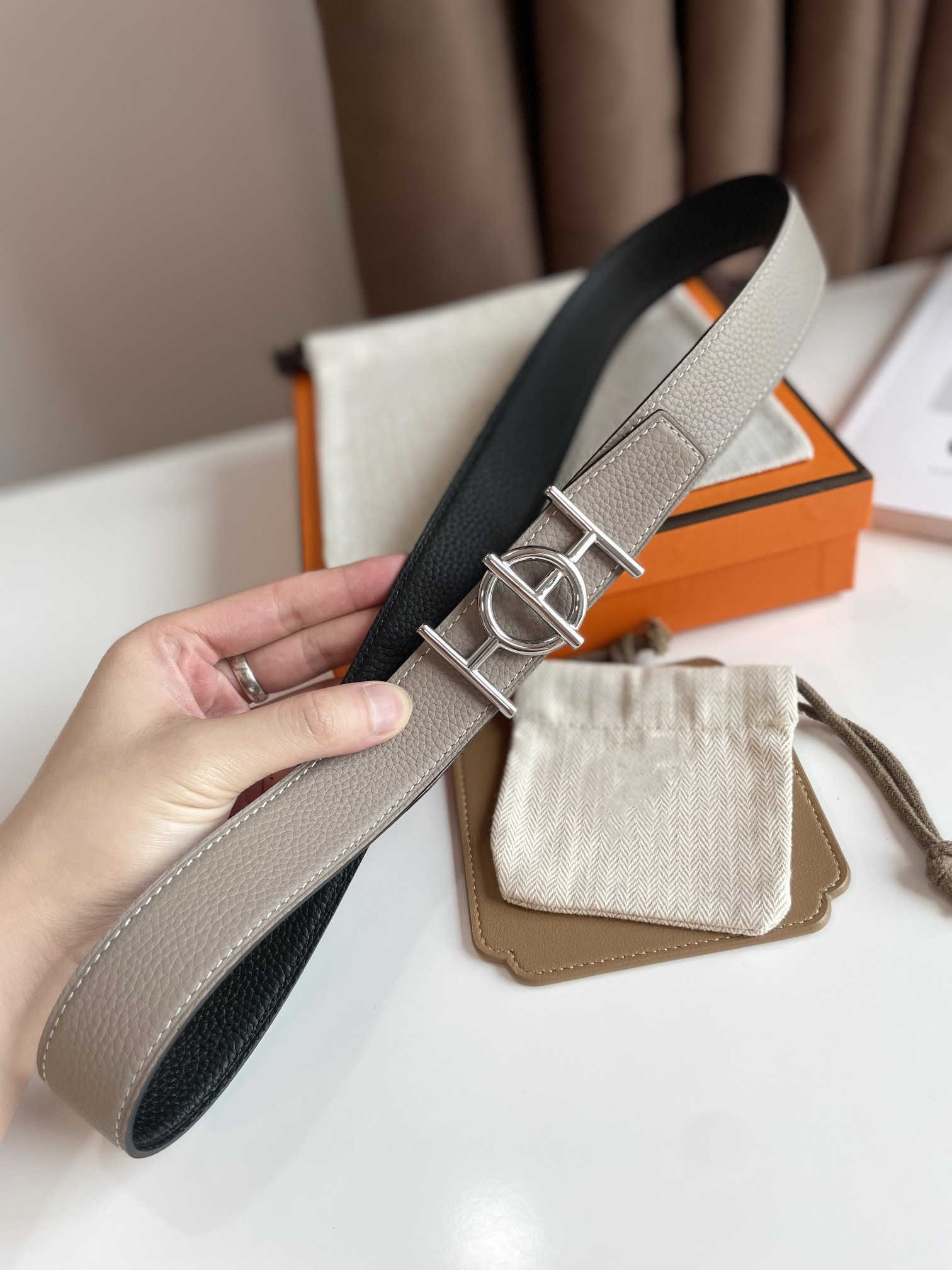 Designer Men's and Women's Cowhide Belt Couple Style Fashion Casual Love Horse Lychee Pattern H Family H-shaped Buckle Pants
Designer Men's and Women's Cowhide Belt Couple Style Fashion Casual Love Horse Lychee Pattern H Family H-shaped Buckle Pants