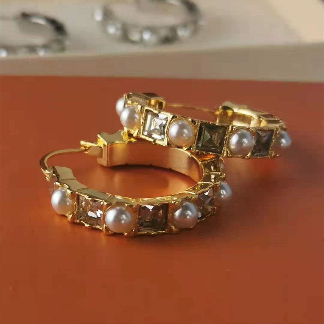 Female jewelry new Pearl bow earrings designer for women letter female Flash diamond retro exaggerated fashion temperament earring
Female jewelry new Pearl bow earrings designer for women letter female Flash diamond retro exaggerated fashion temperament earring