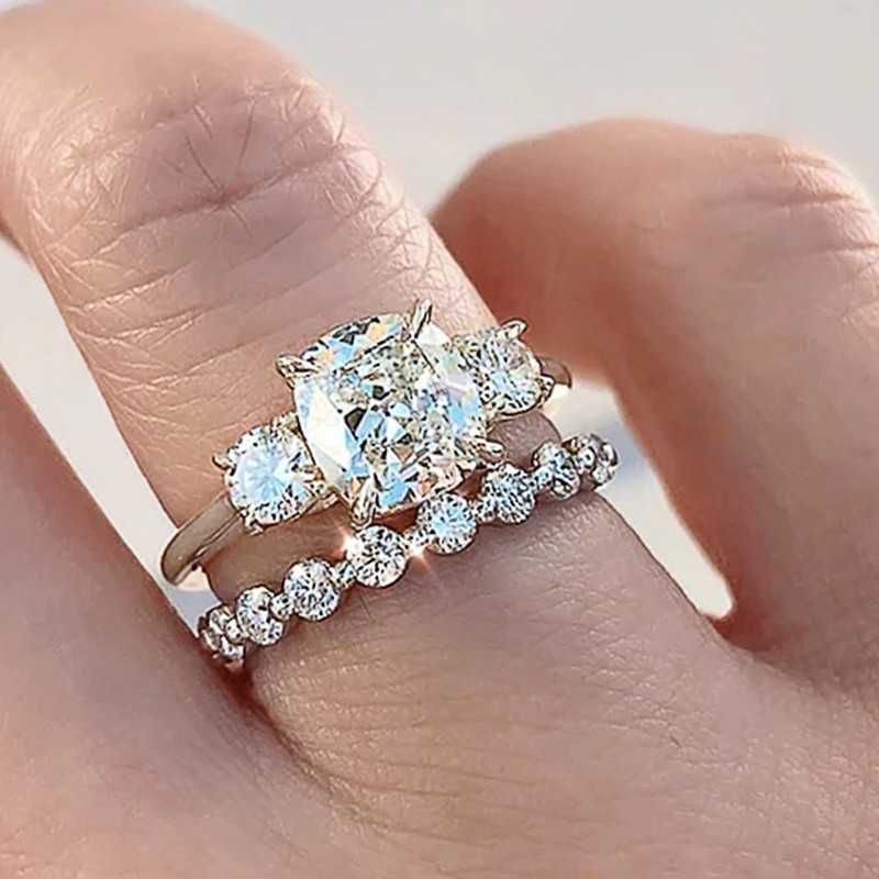 Band Rings Huitan Temperament Elegant 2Pcs Women Rings Luxury Paved Dazzling Crystal Cubic Zircon Silver Color Wedding Party Trendy Jewelry AA230524
Band Rings Huitan Temperament Elegant 2Pcs Women Rings Luxury Paved Dazzling Crystal Cubic Zircon Silver Color Wedding Party Trendy Jewelry AA230524