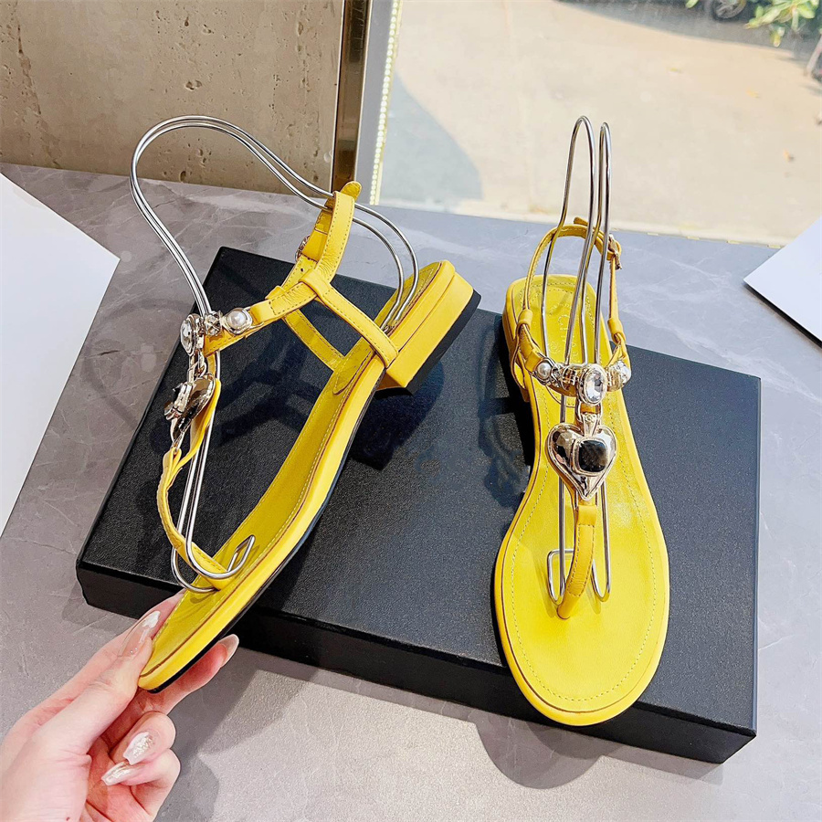 Designer Beach Shoes CC Sandals Women Slippers Leather Flip-Flops Fashion Outdoor Slide Woman Summer Shoe b12
Designer Beach Shoes CC Sandals Women Slippers Leather Flip-Flops Fashion Outdoor Slide Woman Summer Shoe b12