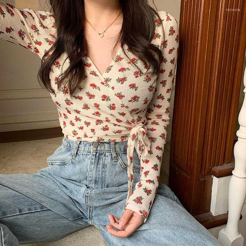 Women's T Shirts Floral Cotton Knitted Women Blouse Summer 2023 V-Neck Long-Sleeved Slim Bandage Sweet Female Pulls Outwear Tops
Women's T Shirts Floral Cotton Knitted Women Blouse Summer 2023 V-Neck Long-Sleeved Slim Bandage Sweet Female Pulls Outwear Tops