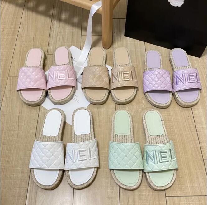 Braid Straw Sole Beach slippers Women Classic Flats thick Bottom heel Summer Lazy Designer fashion flip flops quilted leather lady Slides shoes Hotel Bath Sandal AA3
Braid Straw Sole Beach slippers Women Classic Flats thick Bottom heel Summer Lazy Designer fashion flip flops quilted leather lady Slides shoes Hotel Bath Sandal AA3