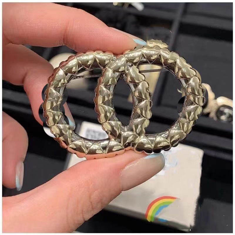 Luxury Women Designer Gold Classic Broochs Men Pins Brooches Jewerly Brooches Brand Brooch Gold Charm Pearl Pin For Dress Decoration Pins
Luxury Women Designer Gold Classic Broochs Men Pins Brooches Jewerly Brooches Brand Brooch Gold Charm Pearl Pin For Dress Decoration Pins