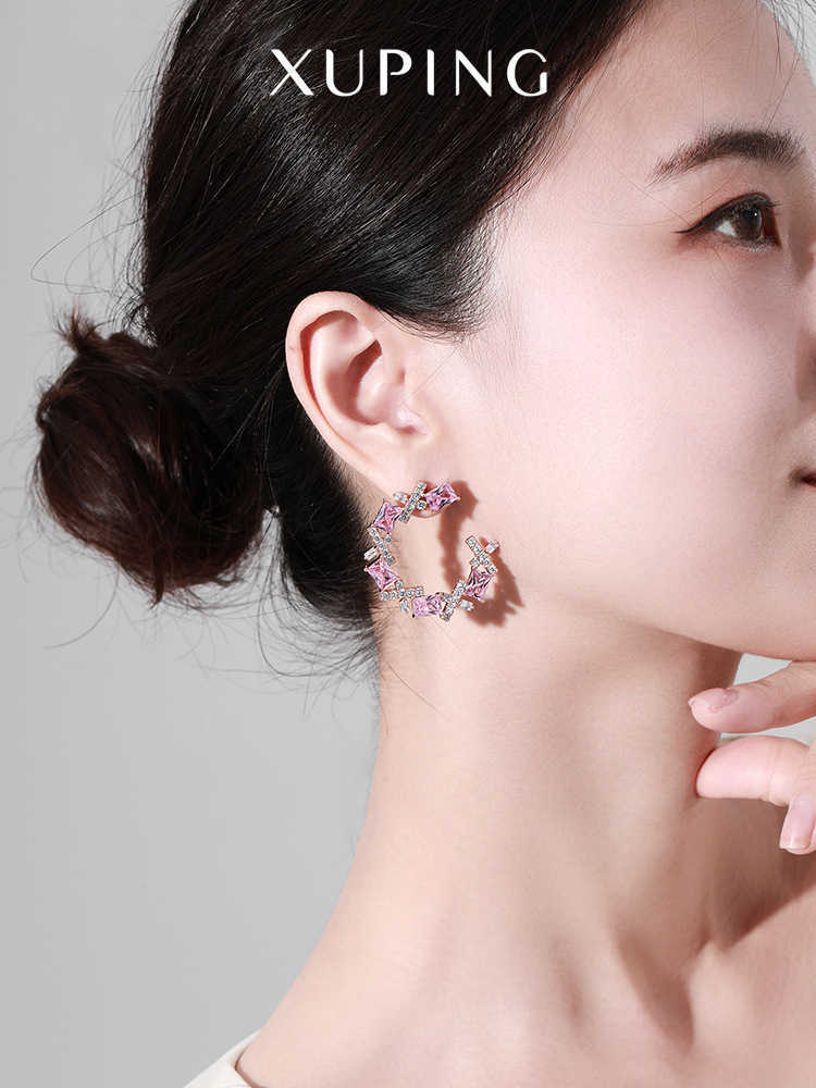 Xuping Caibao Series Spring and Summer Light Luxury and Temperament Interlaced Square Earrings New Fashion Trend
Xuping Caibao Series Spring and Summer Light Luxury and Temperament Interlaced Square Earrings New Fashion Trend