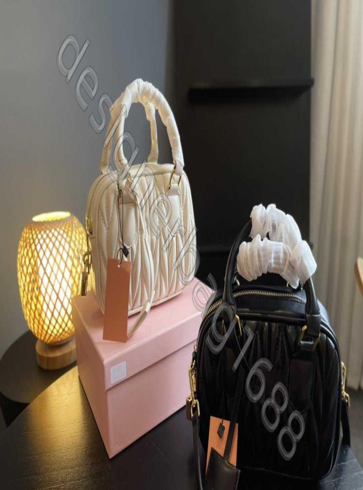 MU MUFolded bowling ball New Fashion Luxurious HighQuality Bags Messenger Bag The Tote Purse Luxury Purses Designer Woman Handbag9162866, Red
MU MUFolded bowling ball New Fashion Luxurious HighQuality Bags Messenger Bag The Tote Purse Luxury Purses Designer Woman Handbag9162866, Red
