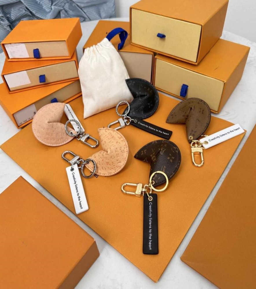 Keychains Lanyards With box Fortune Cookie Bag Hanging Keychain Car Flower Charm Jewelry Women Men Gifts Fashion PU Leather Key Chain 98ess
Keychains Lanyards With box Fortune Cookie Bag Hanging Keychain Car Flower Charm Jewelry Women Men Gifts Fashion PU Leather Key Chain 98ess