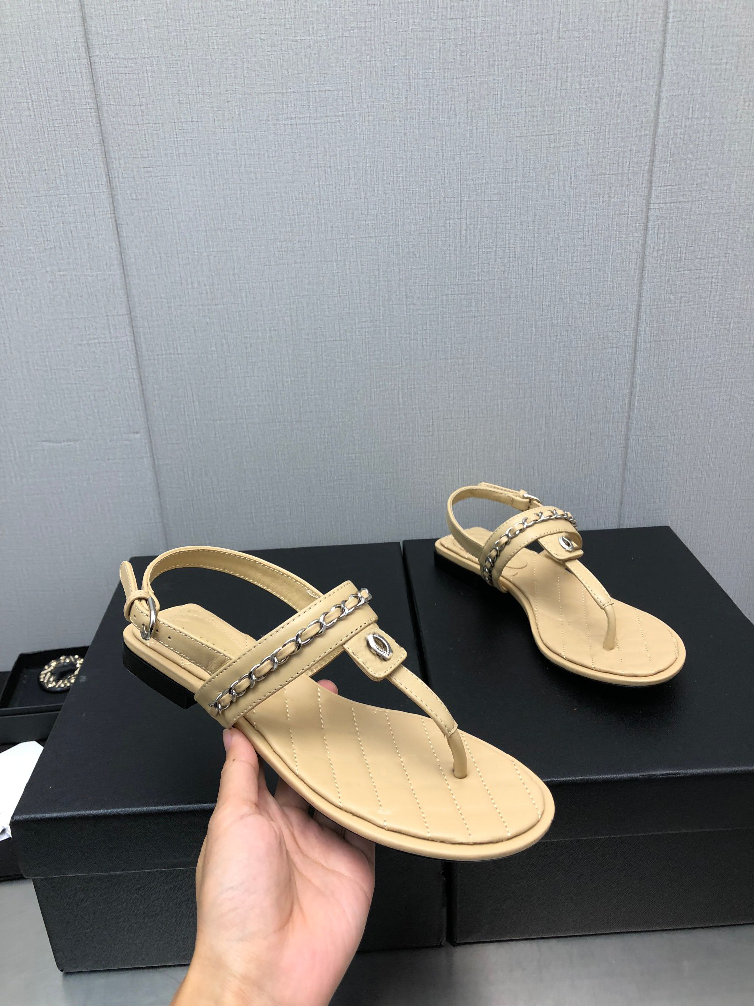 Fashion Sandals Summer Women channel flip flop slippers slide Leather leisure Sandals Luxury CCity Designers sandals X242
Fashion Sandals Summer Women channel flip flop slippers slide Leather leisure Sandals Luxury CCity Designers sandals X242
