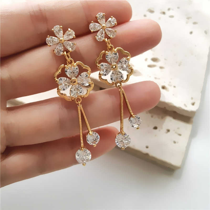 New Fashionable Exquisite Fresh Zircon Flower Earrings Light Luxury High Grade Long Earrings Feminine Style
New Fashionable Exquisite Fresh Zircon Flower Earrings Light Luxury High Grade Long Earrings Feminine Style