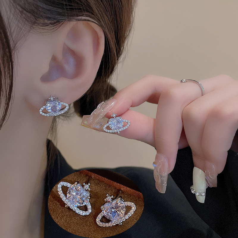 Korea Simple Sweet Cool Wind Planet Love Zircon Stud Earrings 2022 Young Luxury Earrings Elegant Women's Jewelry Accessories
Korea Simple Sweet Cool Wind Planet Love Zircon Stud Earrings 2022 Young Luxury Earrings Elegant Women's Jewelry Accessories