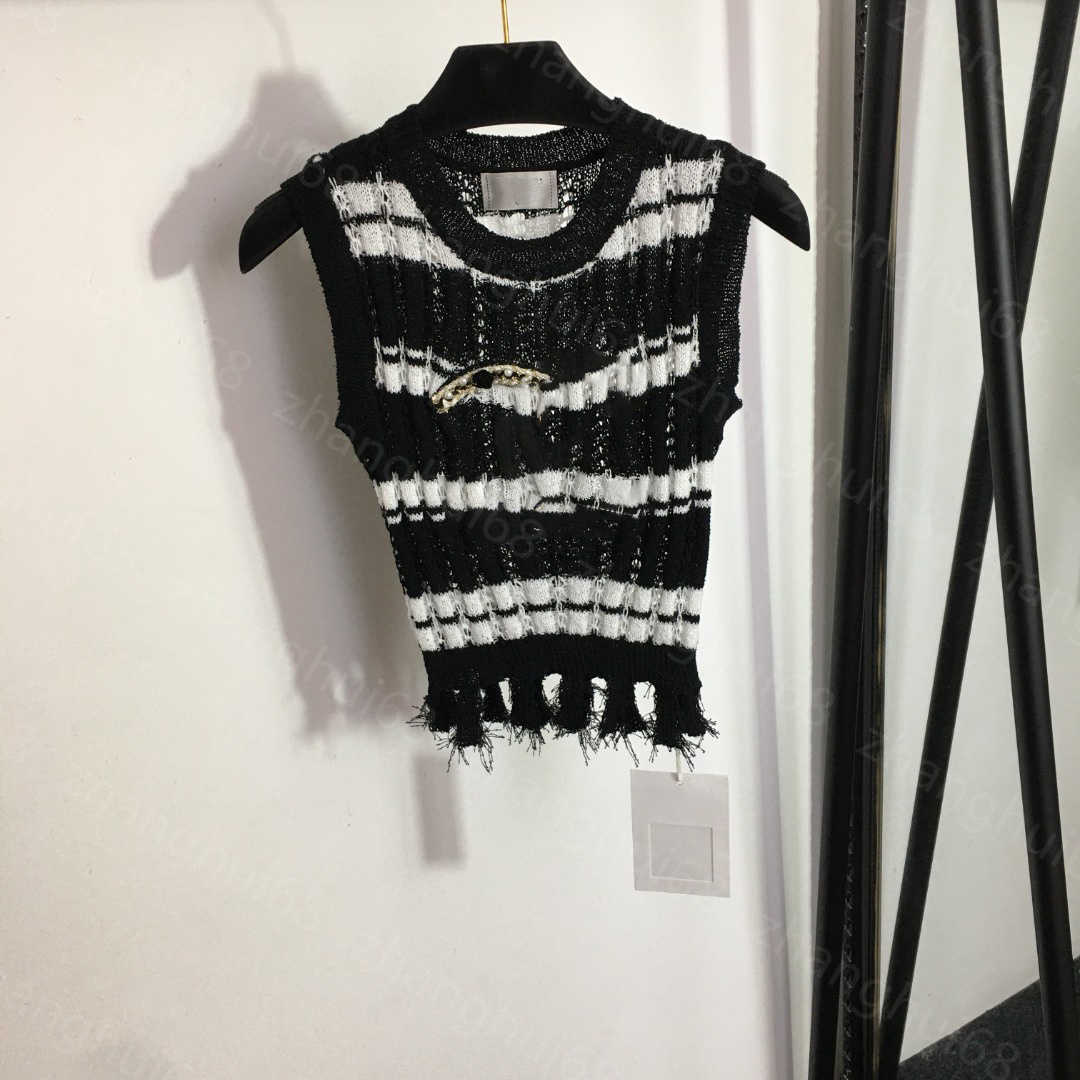 23ss womens designer clothing Womens Knits Round neck Pearl braided logo stripe knitted vest top High quality womens clothes 
23ss womens designer clothing Womens Knits Round neck Pearl braided logo stripe knitted vest top High quality womens clothes