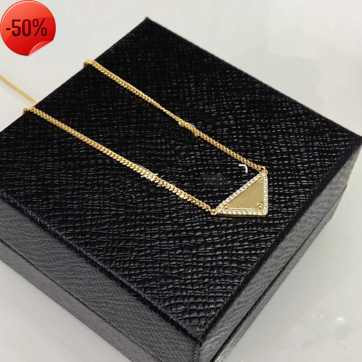 2023 luxurys Sale Pendant Necklaces Fashion for Man Woman 48cm Inverted triangle designers brand Jewelry mens womens Highly Quality 19 Model Optional with box
2023 luxurys Sale Pendant Necklaces Fashion for Man Woman 48cm Inverted triangle designers brand Jewelry mens womens Highly Quality 19 Model Optional with box