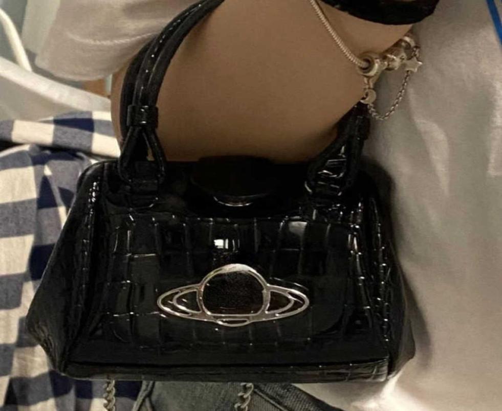 22ss womens bags vivi designer new product crocodile pattern patent leather chain diagonal Bag black fashion allmatch largecapac5745914
22ss womens bags vivi designer new product crocodile pattern patent leather chain diagonal Bag black fashion allmatch largecapac5745914