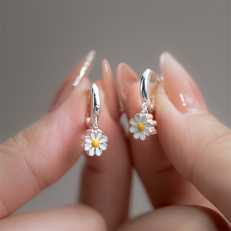 New Cute Daisy Flower Pendant Hoop Earrings For Women 2023 Trending Korean Sweet Circle Earrings Girl Wedding Party Jewelry Gift
New Cute Daisy Flower Pendant Hoop Earrings For Women 2023 Trending Korean Sweet Circle Earrings Girl Wedding Party Jewelry Gift