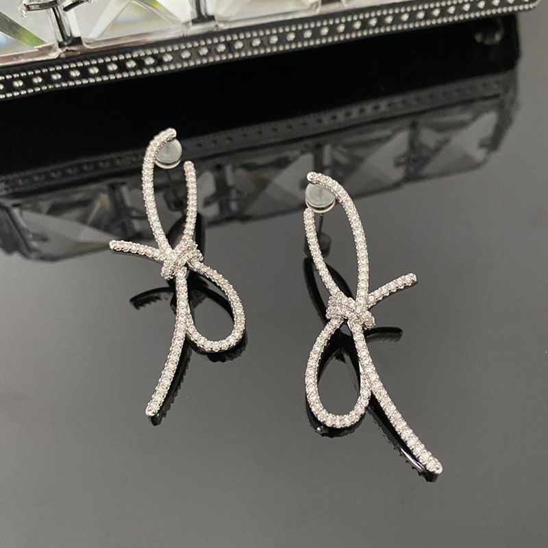 Fashion Classic S925 Silver Full Diamond Ribbon Bow Knot Earrings Light Luxury Sweet Celebrity New Earrings Earrings Gift
Fashion Classic S925 Silver Full Diamond Ribbon Bow Knot Earrings Light Luxury Sweet Celebrity New Earrings Earrings Gift
