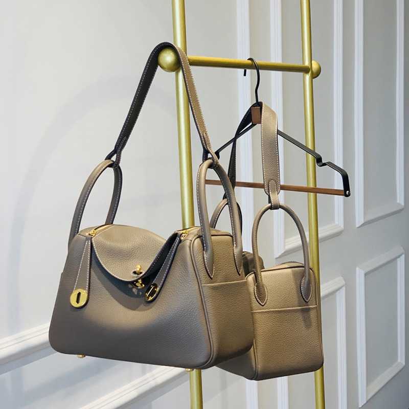 Women Handbag Lindys 2022 new versatile mother bag mini Lindys bag cow leather doctor bag leather women's bag shoulder portable medicine bag, Milk shake small size - 26cm
Women Handbag Lindys 2022 new versatile mother bag mini Lindys bag cow leather doctor bag leather women's bag shoulder portable medicine bag, Milk shake small size - 26cm
