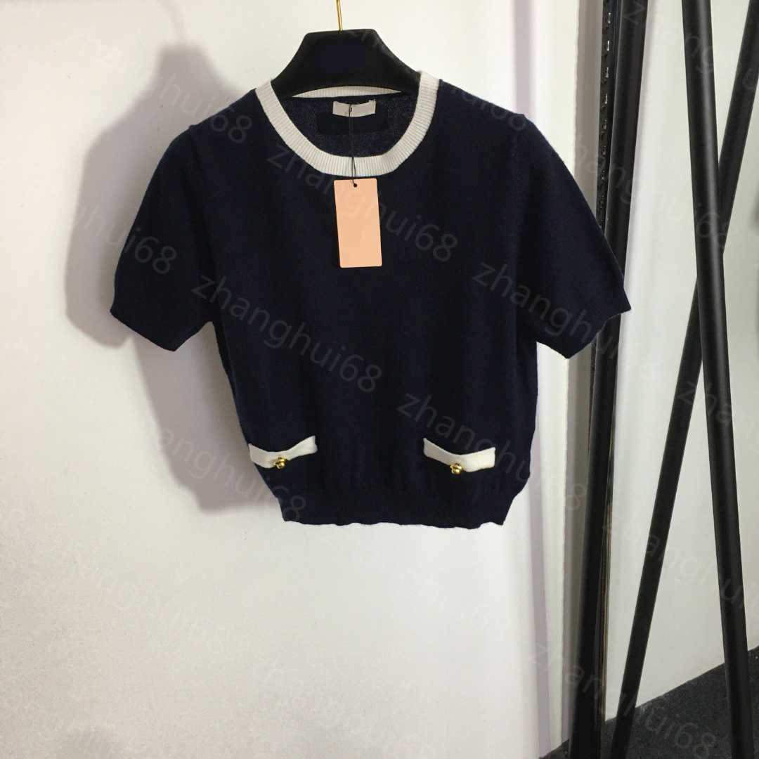 23ss Womens Knits womens designer clothing Gold button fake pocket short sleeve cashmere sweater top High quality womens clothes
23ss Womens Knits womens designer clothing Gold button fake pocket short sleeve cashmere sweater top High quality womens clothes