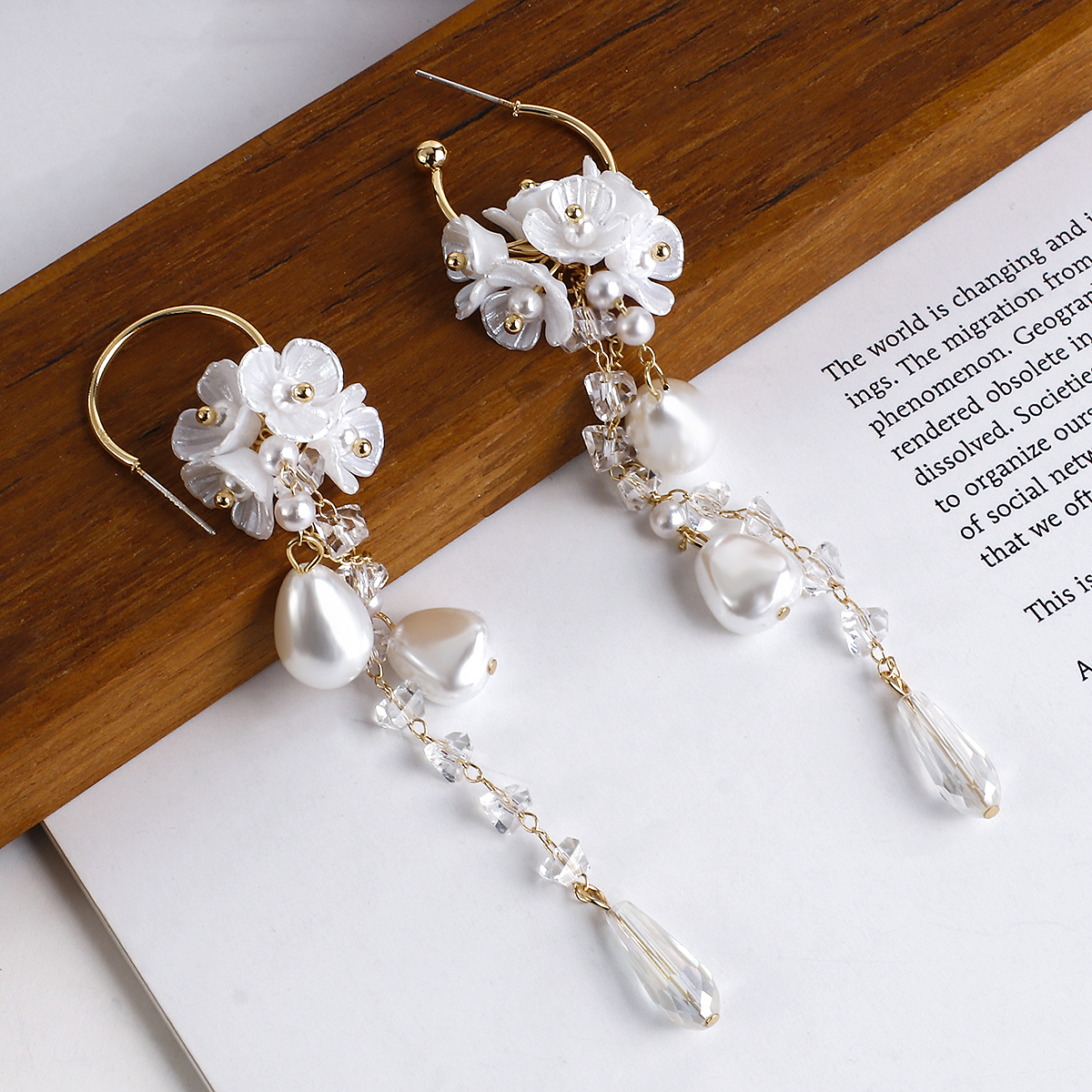 Lifefontier Fashion Long Tassel Simulated Pearl Drop Earrings Big Crystal Bead Flower Petal Earrings for Women Wedding Jewelry
Lifefontier Fashion Long Tassel Simulated Pearl Drop Earrings Big Crystal Bead Flower Petal Earrings for Women Wedding Jewelry