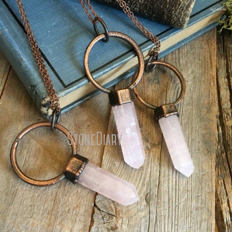 Pendant Necklaces NM35282 Rose Quartz Electroformed Crystal Necklace Pink Healing Jewelry Gypsy Boho
Pendant Necklaces NM35282 Rose Quartz Electroformed Crystal Necklace Pink Healing Jewelry Gypsy Boho